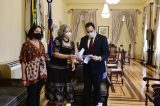 Governador recebe vereadora agredida por policiais