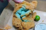 Mulher pede frango frito em restaurante e recebe toalha empanada: “Perturbador”