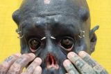 ‘Caveira’ rivaliza com ‘Diabão’ ao tatuar 99% do corpo