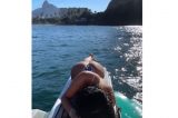 Bruna Marquezine sensualiza em foto tomando sol