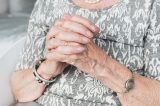 Homem é preso após abusar sexualmente da própria mãe de 70 anos