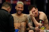 Depois de chorar em campo, Neymar é fotografado gargalhando ao lado de Messi