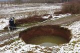 As misteriosas crateras que ameaçam ‘engolir’ moradores de vilarejos da Croácia