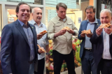Sem vacina, Bolsonaro dá vexame em Nova York e é obrigado a comer pizza na rua