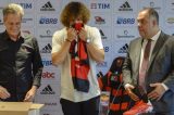 Apresentado no Flamengo, David Luiz reconhece influência da torcida em acerto: ‘Peso grande’