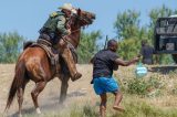 A história por trás das chocantes imagens de agentes caçando imigrantes nos EUA