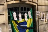 Embaixada do Brasil em Paris amanhece com centenas de absorventes higiênicos amarrados na fachada Embaixada do Brasil em Paris amanhece com centenas de absorventes higiênicos amarrados na fachada
