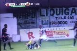 Árbitro recebe chute na cabeça e desmaia em campo; veja Árbitro recebe chute na cabeça e desmaia em campo; veja