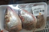 Supermercado do RJ vende cabeça de peixe em bandeja