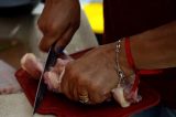 ‘Saga’ de desempregada de 62 anos por carne acaba com 3 quilos de carcaça e pele por R$ 12
