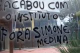 Instituto Gabriel Medina é alvo de vandalismo com ataques à mãe do surfista