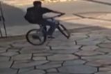VÍDEO: Ladrão religioso faz sinal da cruz antes de roubar bicicleta