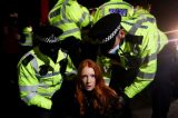 Mulher presa em protesto diz que 50 policiais a assediaram em app de namoro