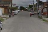 Policial militar fica nu na rua e efetua disparos em Feira de Santana