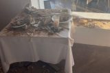 Parte de teto de restaurante cai sobre mesa com clientes
