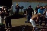 Amigos de estudante de medicina baleado em briga com trisal no AC protestam em frente a delegacia