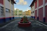 Professor é afastado após exigir que alunos se beijassem em sala de aula em troca de pontos