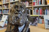 A escultura de Paulo Freire que mira ‘guerra cultural’ na Universidade de Cambridge