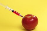 Os aditivos químicos presentes em 4 de cada 5 alimentos vendidos nos mercados do Brasil