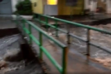 Veja vídeos; Chuvas criam verdadeiro rio em Feira de Santana; Córrego transbordou com forte correnteza trazendo risco a população