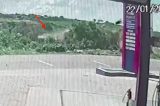 VÍDEO: motorista perde o controle, sai da pista e veículo ‘voa’