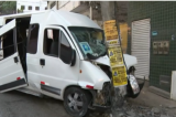 Van com pacientes do interior bate em poste e passageiros ficam feridos