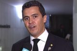 Deputado cogita perder mandato para não vacinar filhos: ‘Vão ter que me matar’