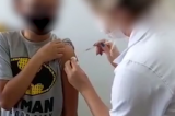 Enfermeira injeta agulha sem aplicar vacina em criança; veja vídeo