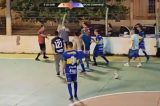 Árbitro saca e aponta arma para jogadores após partida de futsal; vídeo