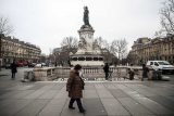 Fotógrafo René Robert desmaia na rua, não recebe ajuda e morre de frio em Paris