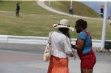 Assédio de ambulantes irrita turistas em Salvador; bênção de axé chega a custar R$100