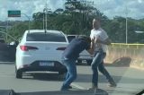 Vídeo: Homens param carro no meio da Avenida Paralela para lutar