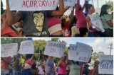 Moradores do Antônio Guilhermino se manifestam durante visita de ministros a Juazeiro Moradores do Antônio Guilhermino se manifestam durante visita de ministros a Juazeiro