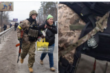 Soldado ucraniano usa no uniforme o Sol Negro, símbolo nazista com três suásticas