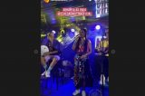 “Quero cantar na posse do Lula”, diz Teresa Cristina em camarote na Sapucaí