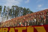 Torcida uniformizada do Vitória organiza protesto na porta do Barradão