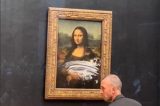 Quadro Mona Lisa sofre ataque de visitante no Louvre