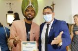 Vereador Anibal Araújo entrega Moção de Aplauso à Willian Fernando, membro da Academia Brasileira Brasileira de Contadores de Histórias do país