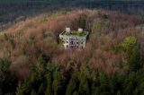 A instigante história de uma mansão abandonada há 100 anos em uma floresta