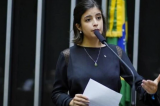 Tabata Amaral rebate Eduardo Bolsonaro e o chama de frouxo e covarde