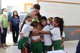 Prefeitura de Sento-Sé entrega uniformes escolares para alunos da rede municipal de ensino