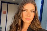 Após negar affair, atriz de ‘Pantanal’ volta a ser flagrada com loira misteriosa; confira