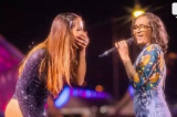 Fã de Anitta, mulher de 55 anos agita público com rebolado durante show; assista