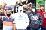 Feira de Santana: Há 2 meses sem salários, terceirizados das escolas fazem nova manifestação