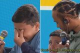 Lewis Hamilton consola estudante que chorou ao revelar bullying