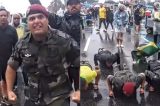 VÍDEO – Agora a intervenção vem! Homem fantasiado de militar faz flexão na frente de quartel