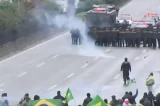 Tropa de choque usa jatos d’água contra golpistas bolsonaristas e libera Castello Branco (vídeo)
