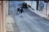 Vídeo: mulher é esfaqueada pelo ex-marido no meio da rua; ela está internada em estado grave