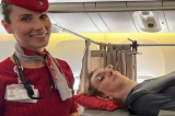 Mulher mais alta do mundo faz viagem de avião pela primeira vez