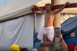 Bolsonaristas encenam crucificação de Jesus durante ato em Brasília